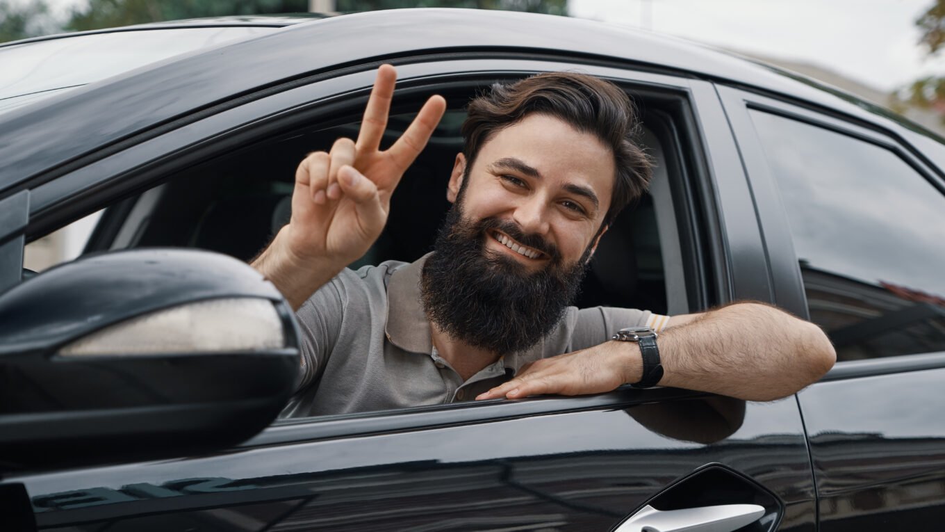 Hombre conduciendo auto