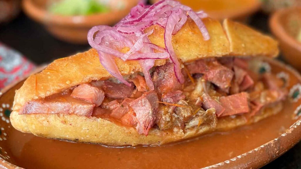 100 Cosas que hacer en tu visita a Guadalajara: Drisfrutar de una deliciosa torta ahogada