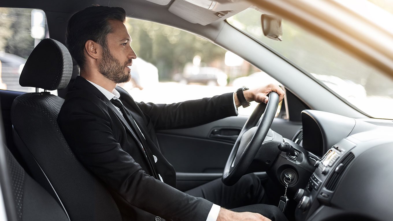 viaje de negocios en un auto rentado