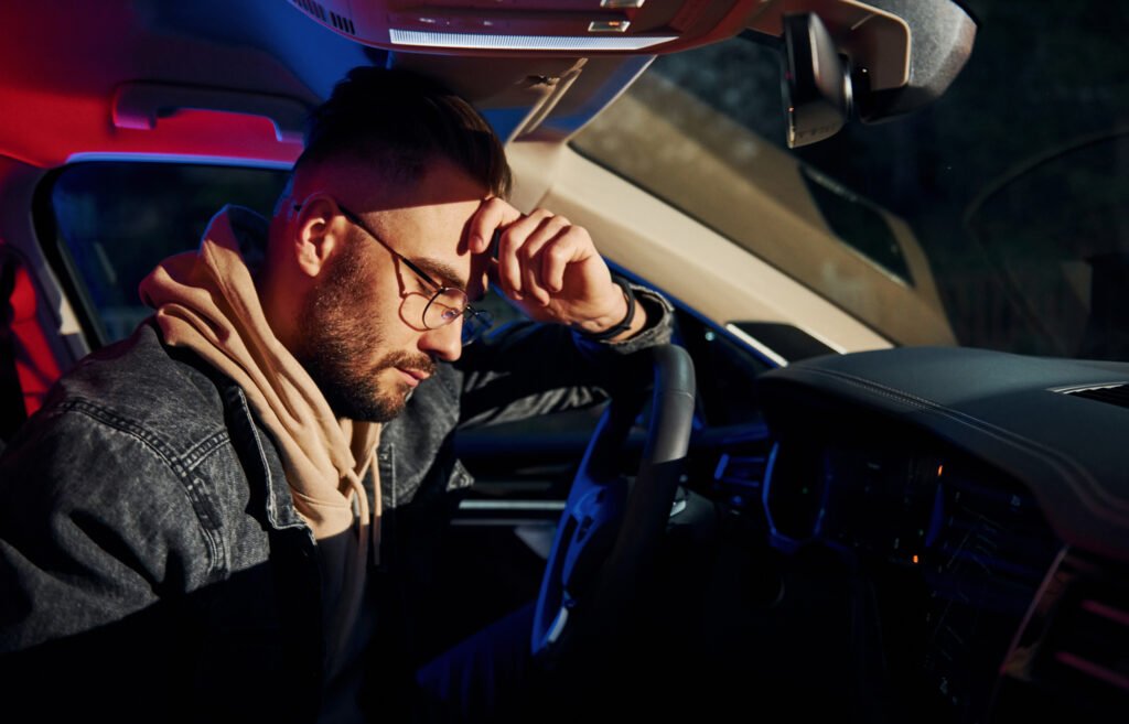 Hombre alcoholizado en un auto