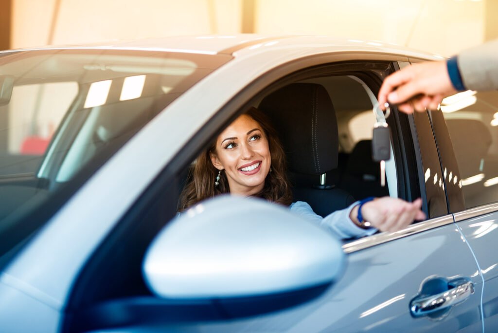 Mujer Rentando un Auto
