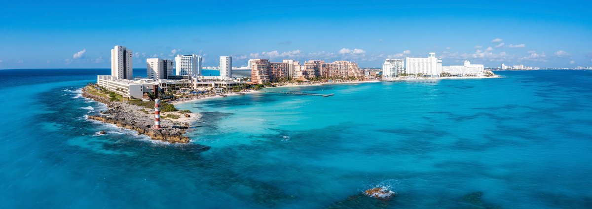Aguas turquesa del mar Caribe en Punta Cancún