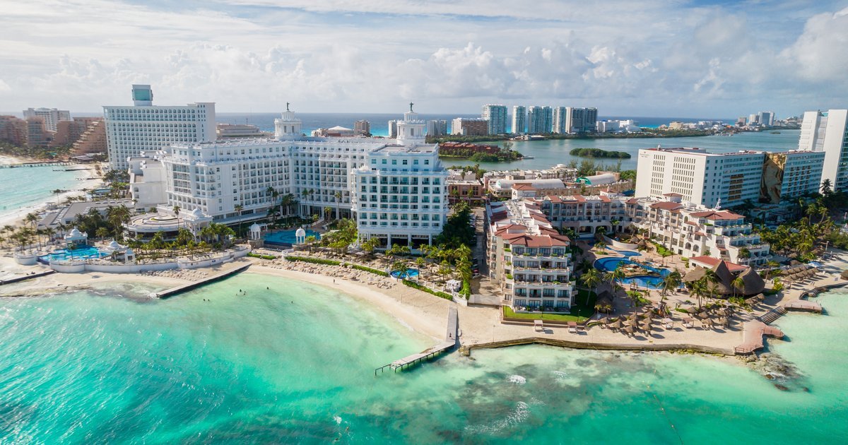 Vista aérea de la Zona Hotelera de Cancún y el mar Caribe